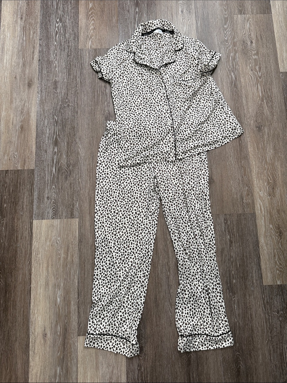 Nicole Miller Leopard print Pajama Set - Short Sleeve Top & Pants M
